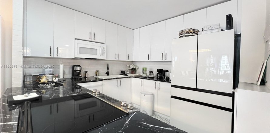 Кондоминиум с 1 спальней в Авентура, Флорида № 1963251