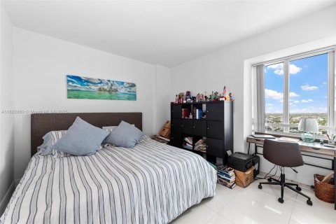 Condo in Miami, Florida, 2 bedrooms  № 1934766 - photo 19
