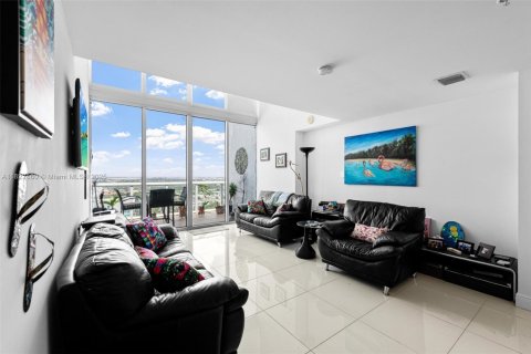 Condo in Miami, Florida, 2 bedrooms  № 1934766 - photo 10