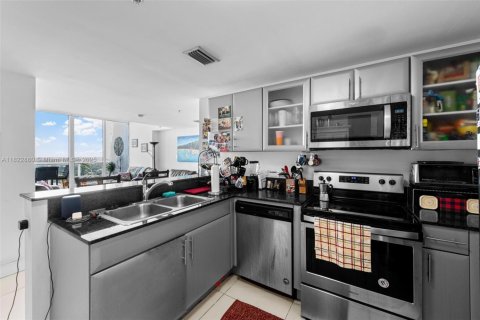 Condo in Miami, Florida, 2 bedrooms  № 1934766 - photo 17