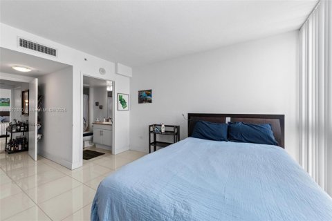 Condo in Miami, Florida, 2 bedrooms  № 1934766 - photo 22