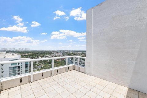 Condo in Miami, Florida, 2 bedrooms  № 1934766 - photo 27