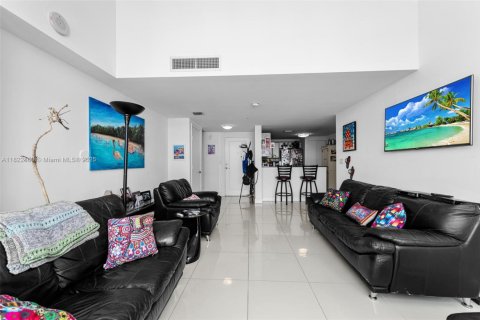 Condo in Miami, Florida, 2 bedrooms  № 1934766 - photo 11