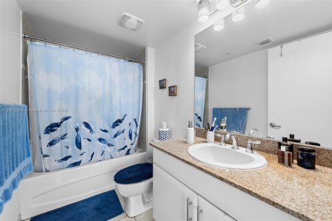 Condo in Miami, Florida, 2 bedrooms  № 1934766 - photo 23