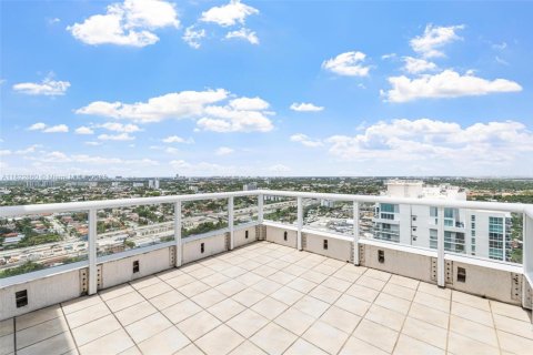 Condo in Miami, Florida, 2 bedrooms  № 1934766 - photo 26