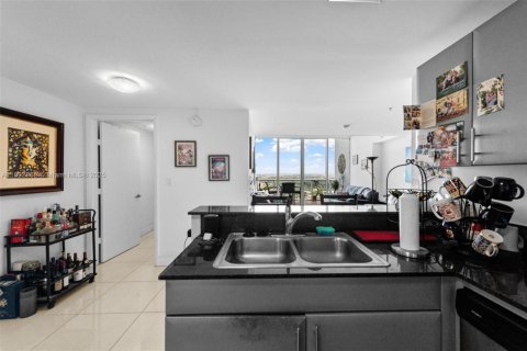 Condo in Miami, Florida, 2 bedrooms  № 1934766 - photo 18