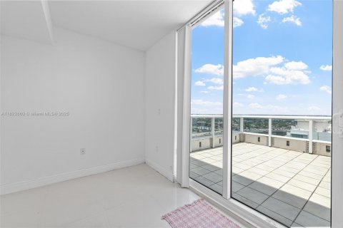 Condo in Miami, Florida, 2 bedrooms  № 1934766 - photo 25