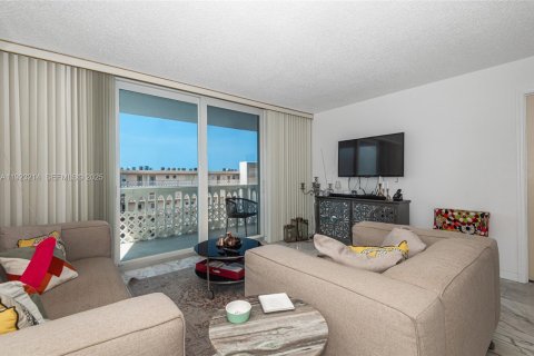 Condominio en venta en Hallandale Beach, Florida, 1 dormitorio, 78.69 m2 № 1982194 - foto 13