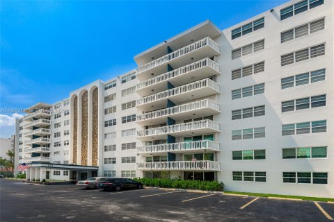 Condominio en venta en Hallandale Beach, Florida, 1 dormitorio, 78.69 m2 № 1982194 - foto 23