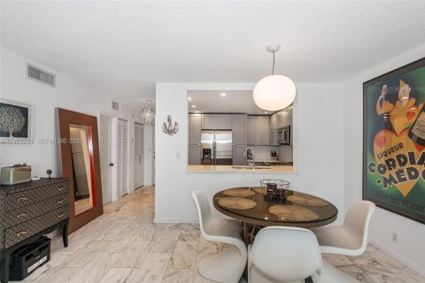 Condominio en venta en Hallandale Beach, Florida, 1 dormitorio, 78.69 m2 № 1982194 - foto 6