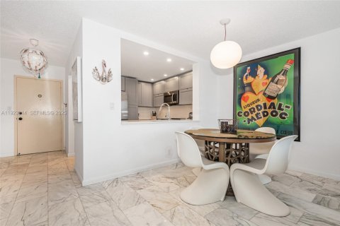 Condominio en venta en Hallandale Beach, Florida, 1 dormitorio, 78.69 m2 № 1982194 - foto 9