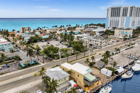 Commercial property in Hollywood, Florida № 2400514