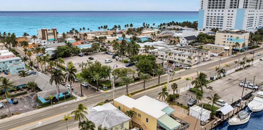 Commercial property in Hollywood, Florida № 2400514