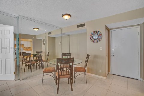 Condo in Pompano Beach, Florida, 2 bedrooms  № 1821570 - photo 8
