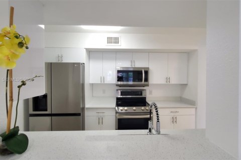 Condo in Miami, Florida, 2 bedrooms  № 2152892 - photo 6