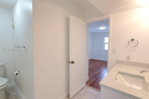 Condo in Miami, Florida, 2 bedrooms  № 2152892 - photo 26