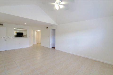 Condo in Miami, Florida, 2 bedrooms  № 2152892 - photo 3