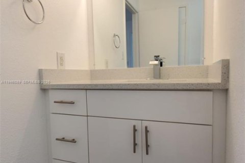 Condo in Miami, Florida, 2 bedrooms  № 2152892 - photo 16