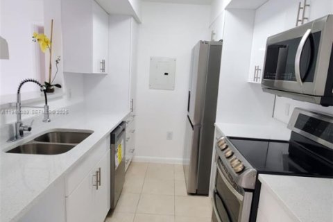 Condo in Miami, Florida, 2 bedrooms  № 2152892 - photo 5