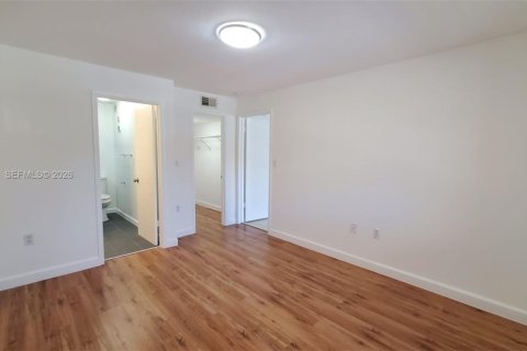 Condo in Miami, Florida, 2 bedrooms  № 2152892 - photo 13