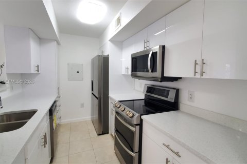Condo in Miami, Florida, 2 bedrooms  № 2152892 - photo 8
