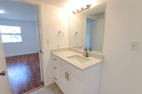 Condo in Miami, Florida, 2 bedrooms  № 2152892 - photo 24