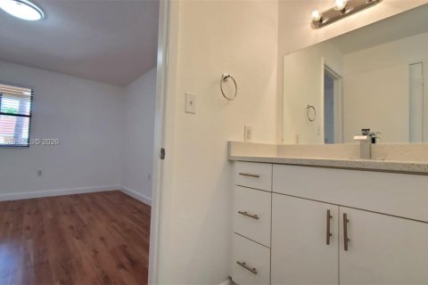 Condo in Miami, Florida, 2 bedrooms  № 2152892 - photo 25