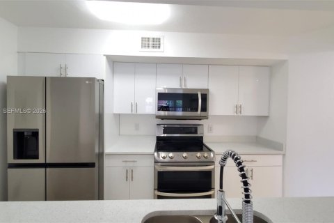 Condo in Miami, Florida, 2 bedrooms  № 2152892 - photo 7
