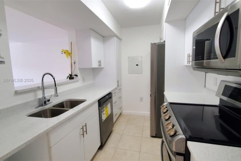 Condo in Miami, Florida, 2 bedrooms  № 2152892 - photo 9