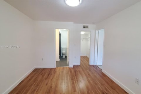 Condo in Miami, Florida, 2 bedrooms  № 2152892 - photo 12