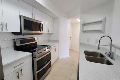 Condo in Miami, Florida, 2 bedrooms  № 2152892 - photo 10