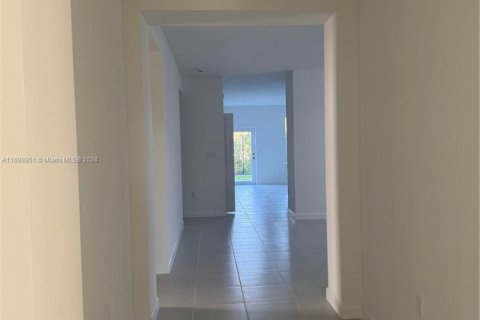 House in Miami, Florida 4 bedrooms № 1874603 - photo 4