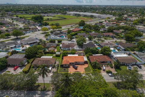 Villa ou maison à vendre à Miami, Floride: 4 chambres, 126.07 m2 № 2414774 - photo 3