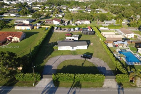 House in Homestead, Florida 3 bedrooms, 144.93 sq.m. № 2192495 - photo 2