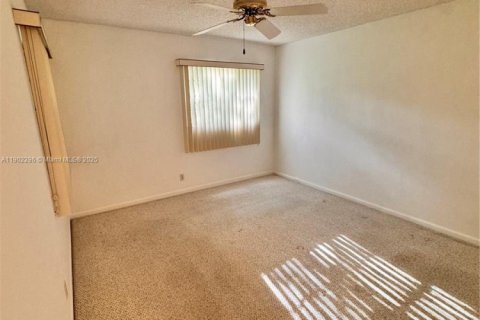 Condo in Pembroke Pines, Florida, 2 bedrooms  № 1953759 - photo 11