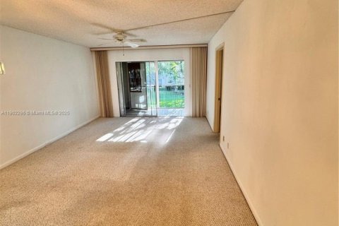 Condo in Pembroke Pines, Florida, 2 bedrooms  № 1953759 - photo 7