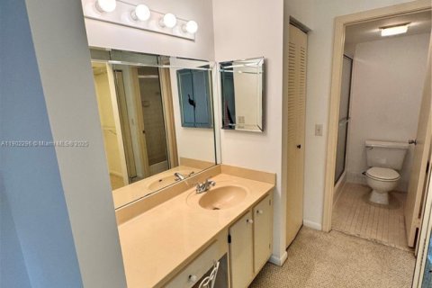 Condo in Pembroke Pines, Florida, 2 bedrooms  № 1953759 - photo 12