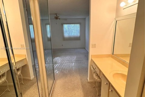 Condo in Pembroke Pines, Florida, 2 bedrooms  № 1953759 - photo 17