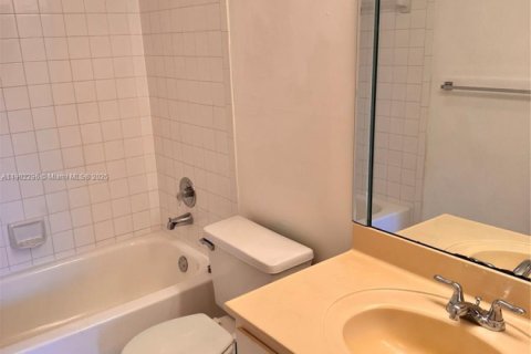 Condo in Pembroke Pines, Florida, 2 bedrooms  № 1953759 - photo 23