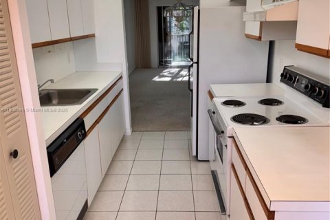 Condo in Pembroke Pines, Florida, 2 bedrooms  № 1953759 - photo 5