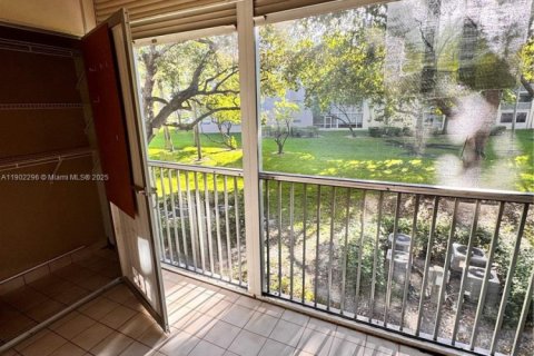 Condo in Pembroke Pines, Florida, 2 bedrooms  № 1953759 - photo 8