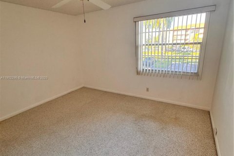 Condo in Pembroke Pines, Florida, 2 bedrooms  № 1953759 - photo 24