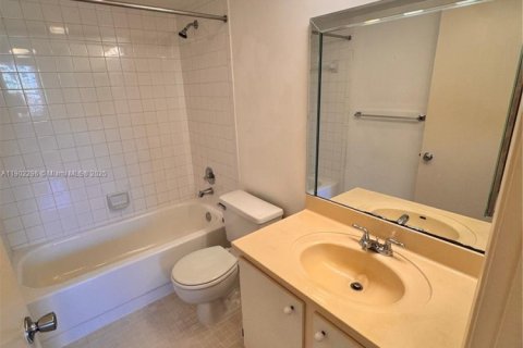 Condo in Pembroke Pines, Florida, 2 bedrooms  № 1953759 - photo 22