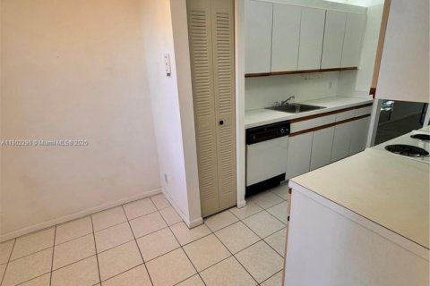 Condo in Pembroke Pines, Florida, 2 bedrooms  № 1953759 - photo 4