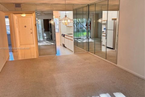 Condo in Pembroke Pines, Florida, 2 bedrooms  № 1953759 - photo 10