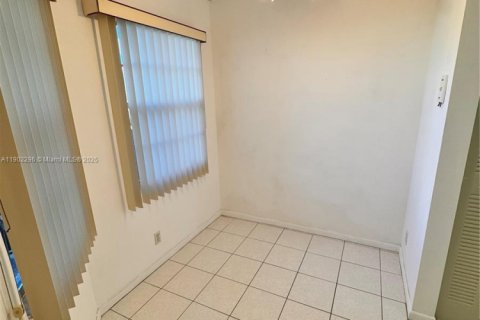 Condo in Pembroke Pines, Florida, 2 bedrooms  № 1953759 - photo 30