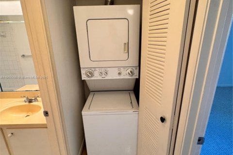 Condo in Pembroke Pines, Florida, 2 bedrooms  № 1953759 - photo 21