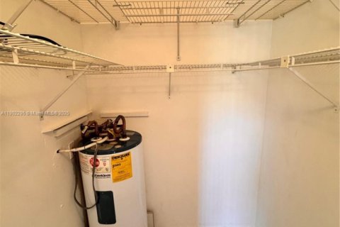 Condo in Pembroke Pines, Florida, 2 bedrooms  № 1953759 - photo 26