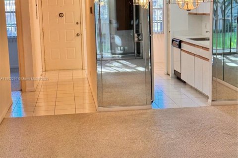 Condo in Pembroke Pines, Florida, 2 bedrooms  № 1953759 - photo 9