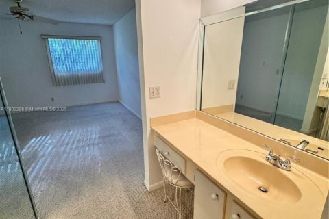 Condo in Pembroke Pines, Florida, 2 bedrooms  № 1953759 - photo 18